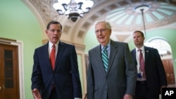 Senator Džon Baraso iz VajomingSen. John Barrasso, R-Wyo., left, chairman of the Senate Republican Conference, walks with Senate Minority Leader Mitch McConnell, R-Ky., on the way to a news conference to criticize the Democrat push to pass a voting rights bill, at the Capitol in…