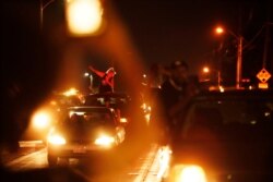 26일 미국 위스콘신주 커노샤에서 차에 탄 여성이 시위대를 지지하는 의미로 손을 들어보이고 있다.