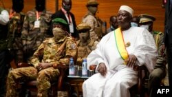 Le président malien de transition Bah Ndaw (à dr.), avec le vice-président intérimaire, le colonel Assimi Goita (à g.) lors de sa cérémonie d'investiture à Bamako, le 25 septembre 2020.