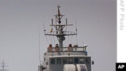 Warga berjalan di atas puing-puing masjid yang roboh di desa Blang Mancung akibat gempa berkekuatan 6,1 Skala Richter di Aceh tengah (3/7).