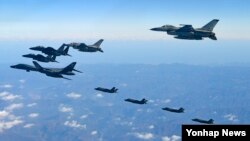 Pesawat bomber AS B-1B terbang di atas angkasa Korea Selatan sebagai bagian dari latihan udara gabungan "Vigilant Ace" (6/12). 