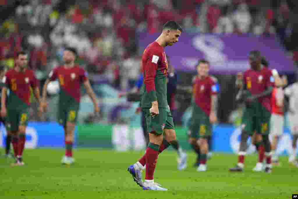 Cristiano salió cabizbajo y solo de la cancha, después de la victoria por 6-1 de su equipo, en los octavos de final de la Copa Mundial.