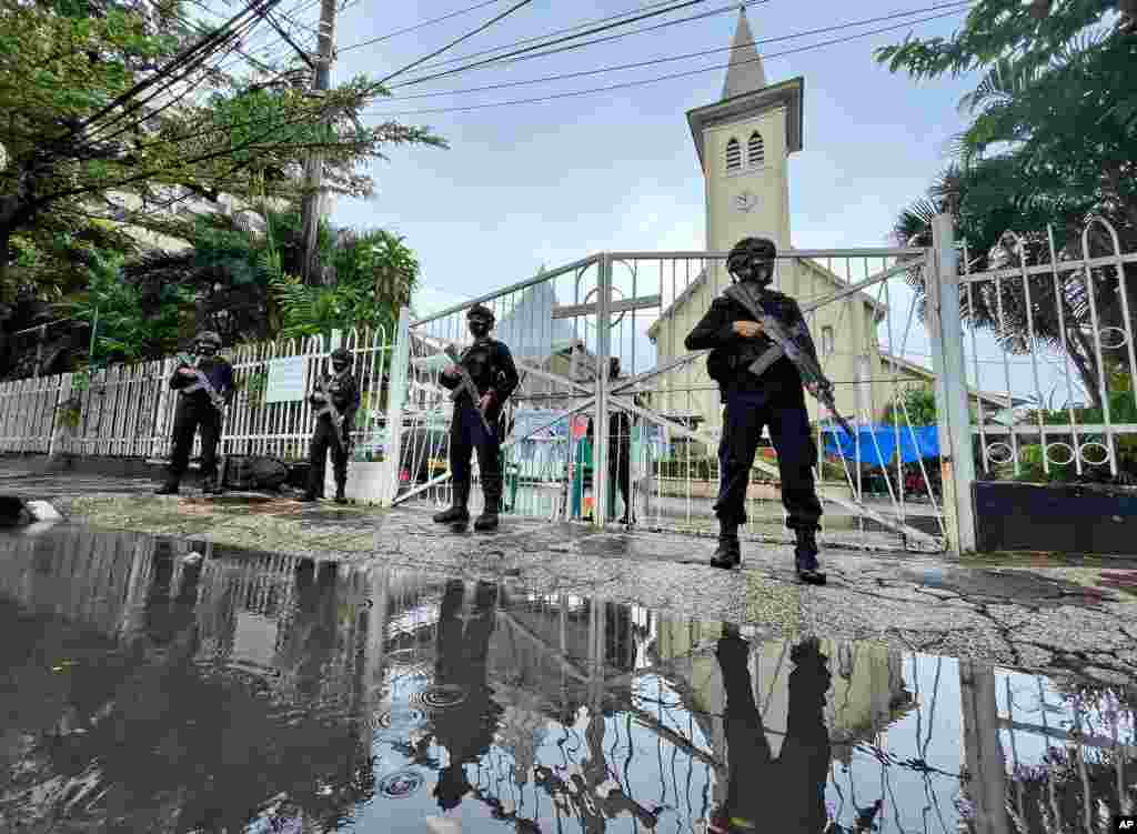 지난달 자살폭탄 테러가 일어났던 인도네시아 마카사르 성당에 부활절을 앞두고 무장 경찰이 배치됐다.