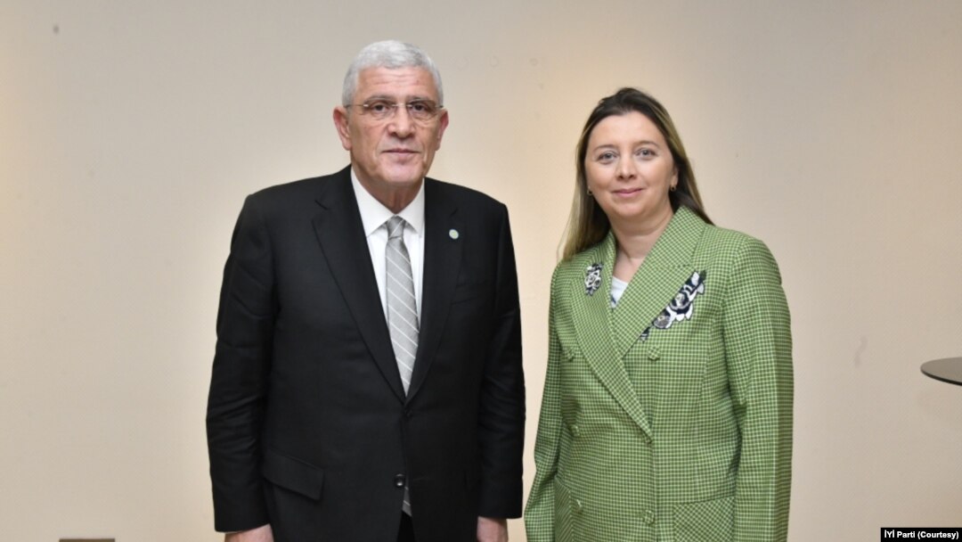 İYİ Parti Genel Başkanı Müsavat Dervişoğlu ve VOA Türkçe Ankara Muhabiri Yıldız Yazıcıoğlu