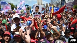Los partidarios del presidente y candidato presidencial venezolano, Nicolás Maduro, asisten a su mitin de cierre de campaña en Maracaibo, estado de Zulia, Venezuela, el 25 de julio de 2024, antes de las elecciones presidenciales del domingo.