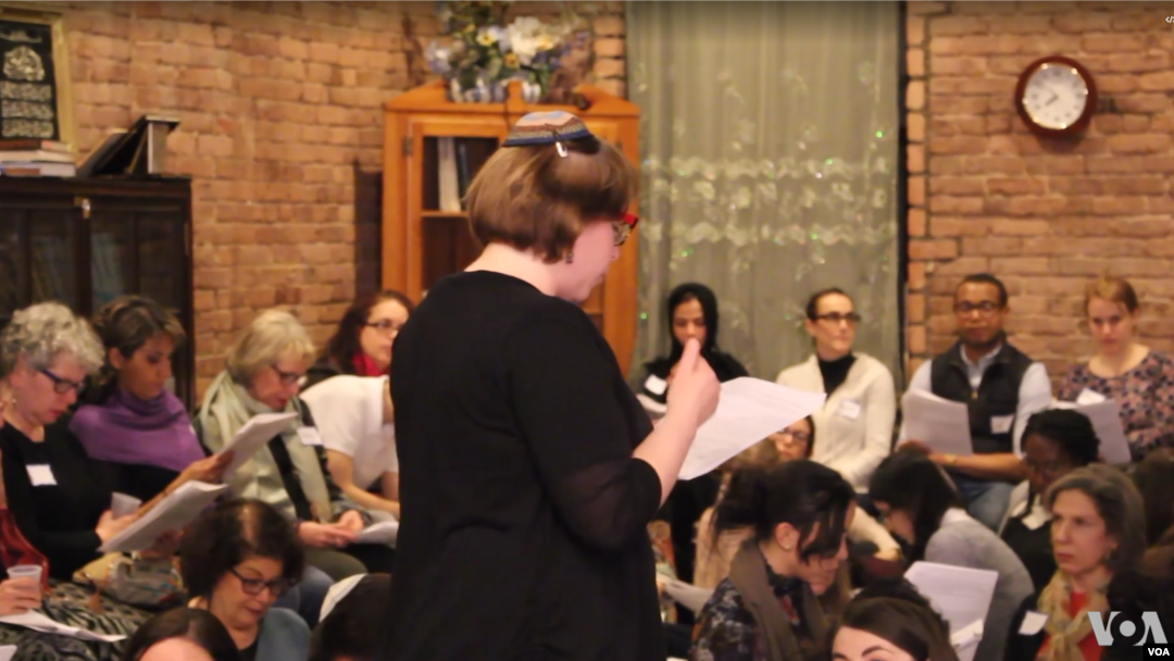 Komunitas Yahudi di New York merayakan festival "Passover" untuk tahun ketiga di Masjid New York. (Foto: screenshot video VOA)