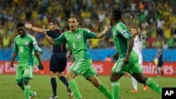 Pemain Nigeria Peter Odemwingie (tengah) saat bertanding melawan Bosnia di Arena Pantanal di Cuiaba, Brazil (Foto: dok). Nigeria maju ke babak berikutnya setelah Iran ditundukkan Bosnia-Herzegovina di Salvador, 3-1.