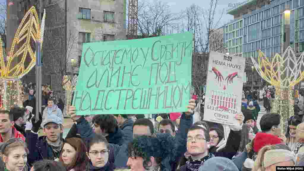 Na beogradskom Trgu Slavija u nedelju 22. decembra održan je veliki antivladin protest studenata i građana koji traže odgovornost za pad nadstrešnice železničke stanice u Novom Sadu 1. novembra i pogibije petnaestoro ljudi (Foto: VOA/Stefan Miljuš)