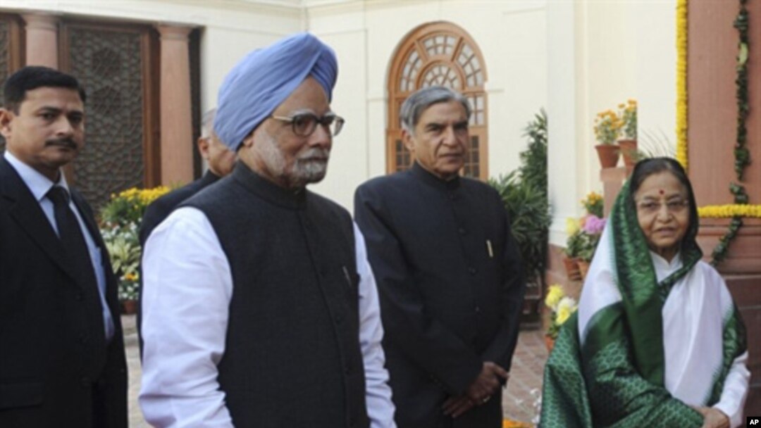 Indian Prime Minister Manmohan Singh, Indian President Prathibha Singh Patil and other ministers arrive for the parliamentary budget session in New Delhi, February 21, 2011.