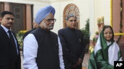 Indian Prime Minister Manmohan Singh, Indian President Prathibha Singh Patil and other ministers arrive for the parliamentary budget session in New Delhi, February 21, 2011.