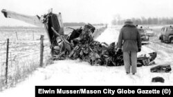 Fotografía tomada por Elwin Musser del lugar donde se estrelló la avioneta donde viajaban Buddy Holly, Ritchie Valens, J. P. "The Big Bopper" Richardson y el piloto Roger Peterson. Clear Lake, Iowa, 3-2-59. Elwin Musser/Mason City Globe Gazette.