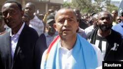 Moise Katumbi, candidat déclaré à la prochaine élection présidentielle, accompagné des milliers de ses partisans, se dirige vers le Palais de justice pour répondre à une convocation du Procureur général de la République, à Lubumbashi, Haut-Katanga, 11 mai 2016. REUTERS/Kenny Katombe - RTX2DTSI