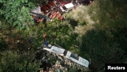 一辆巴士从一条主要高速公路坠下15米的悬崖