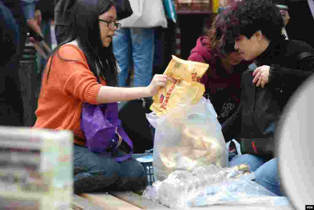 反水貨客巴士攝影比賽頒奬禮現場，有大批大陸自由行旅客及水貨客搶購年貨及分貨