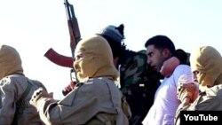 IŞİD'ın medya merkezinden yayınlanan görüntüde militanlar arasındaki beyaz gömlekli kişinin Ürdünlü pilot olduğu belirtiliyor