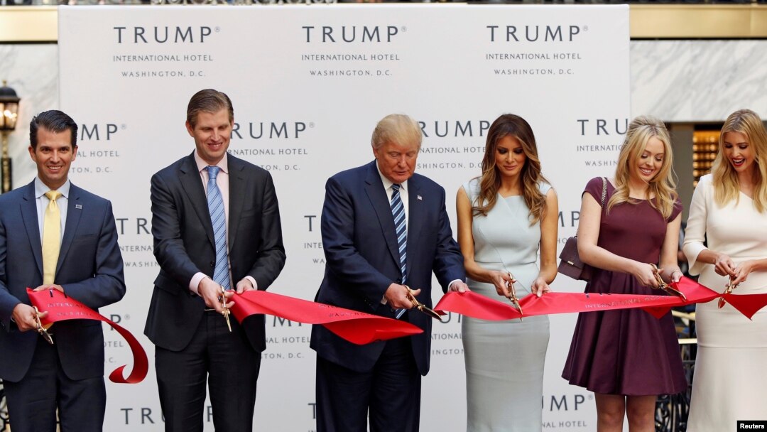 Donald Trump beserta istri dan anak-anaknya menggunting pita dalam peresmian Trump International Hotel di Washington, DC (26/10). (Reuters/Gary Cameron)