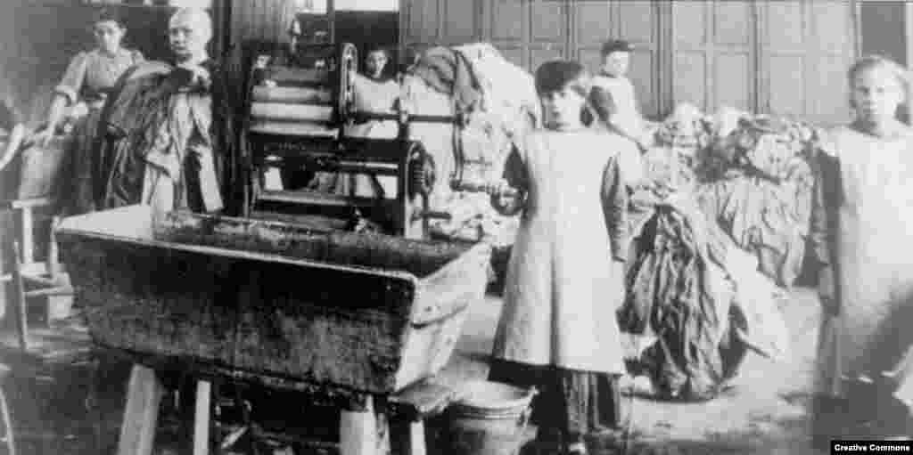 Suasana di Binatu Magdalena. Ada gadis yang dicukur rambutnya saat masuk panti ini sebagai hukuman.&nbsp;