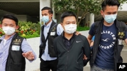 홍콩의 대표적 반중매체 '빈과일보'의 라리언 로 편집장(오른쪽 2번째)과 선임기자 4명이 17일 홍콩 보안법 담당 경찰에 체포됐다.
