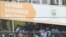 Des Journalistes interviewent Didier Drogba au siège de la fédération ivoirienne de football, Abidjan, le 1er août 2020.