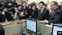 Chinese President Hu Jintao, second from right, and Chicago Mayor Richard Daley, right, visit a classroom at Walter Payton College Preparatory High School in Chicago, 12 Jan 2011