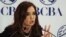 La presidenta de Argentina Cristina Fernández insiste en que no pagará la deuda a los llamados [fondos buitres".