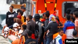 Des migrants attendent de débarquer d'un navire des garde-côtes espagnols dans le port d'Arguineguin, sur l'île de Gran Canaria, en Espagne, le 1er septembre 2021.