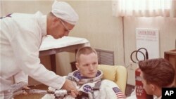 ARSIP – Pada foto yang diambil tanggal 9 Maret 1966, astronot Neil Armstrong duduk selama latihan untuk mengenakan pakaian antariksanya di Cape Kennedy, Florida, dalam persiapan misi penerbangan Gemini 8 (foto: AP Photo/Arsip)