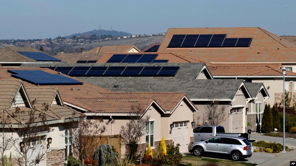 资料照片：2020年2月12日，美国加州福尔瑟姆的一个住房屋顶上的太阳能电池板。(美联社照片）(photo:VOA)