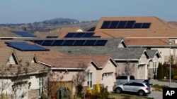 资料照片：2020年2月12日，美国加州福尔瑟姆的一个住房屋顶上的太阳能电池板。(美联社照片）