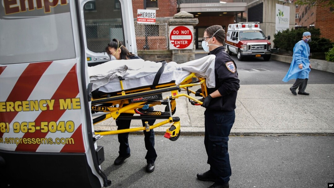 Petugas menurunkan pasien dari ambulans di tengah pandemi Covid-19 di rumah sakit St. Joseph's di Yonkers, New York (foto: ilustrasi). 