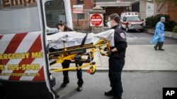 Petugas menurunkan pasien dari ambulans di tengah pandemi Covid-19 di rumah sakit St. Joseph's di Yonkers, New York (foto: ilustrasi). 