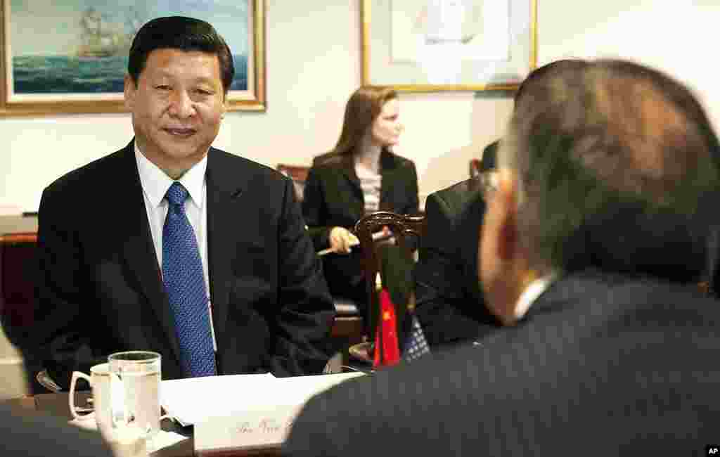 2012年2月14号，美国防部长帕内塔在五角大楼会见中国国家副主席习近平。