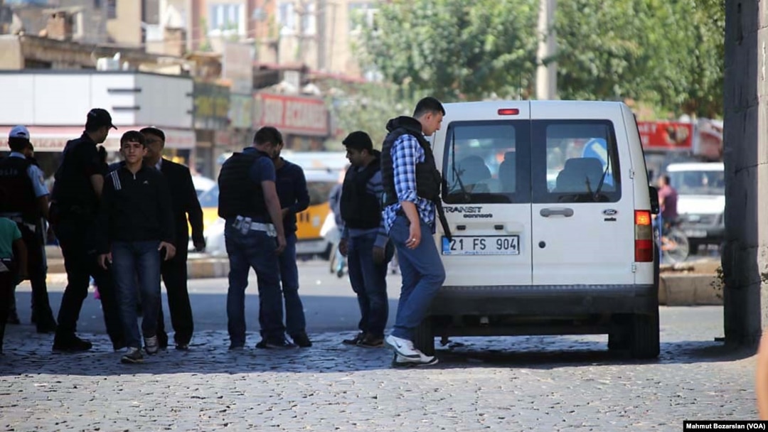 Polisi Turki melakukan pemeriksaan di Diyarbakır (foto: dok).