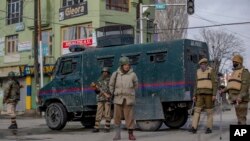 Pasukan keamanan India berjaga di Srinagar, wilayah Kashmir yang dikuasai India, 13 Februari 2018. (Foto: dok). Polisi India mengatakan pasukan India menutup desa Drubgam, di bagian selatan, Senin (30/4) setelah ada laporan bahwa pemberontak sedang bersembunyi di sana.