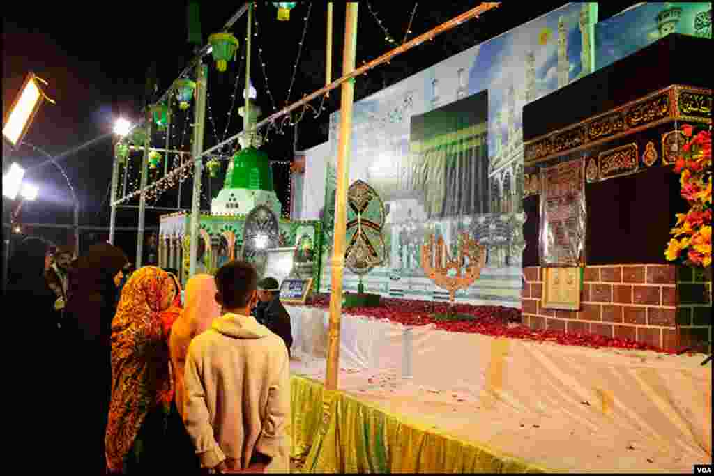 کراچی کی نمائش چورنگی ان دنوں رات گئے تک دن کا سماں پیش کر رہی ہے