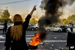 Protesti u Teheranu zbog smrti 22-godišnje Mahse Amini u pritvoru policije za moral, 1. oktobra 2022. (Foto: AP/Middle East Images)