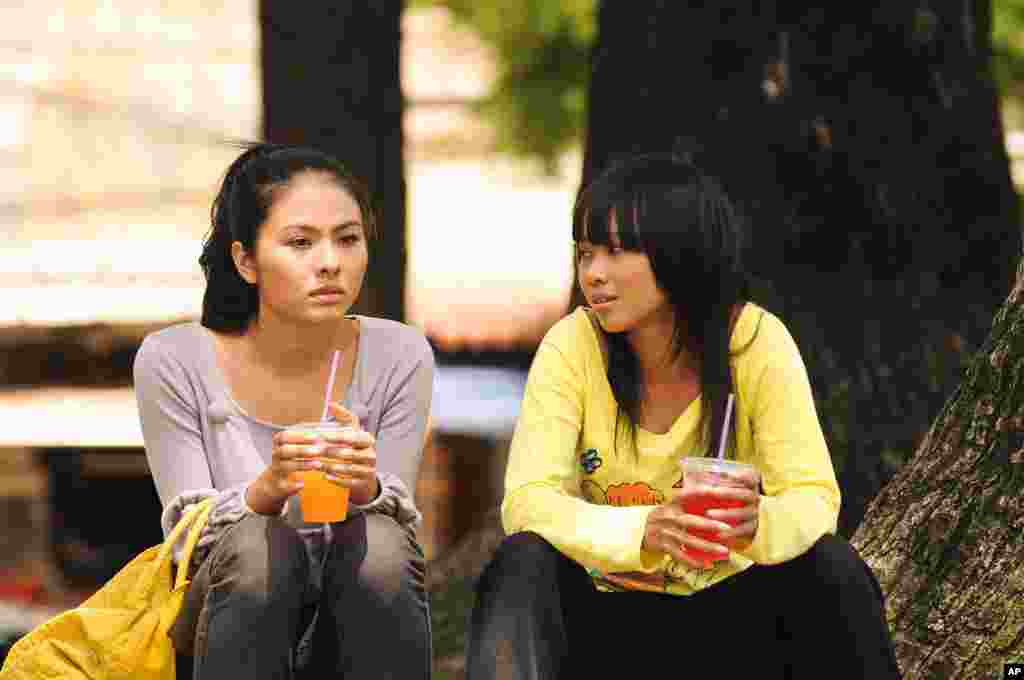 Mai and Kim talking in the movie "Saigon Electric" (Courtesy of Saigon Electric)