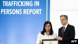 El secretario de Estado de EEUU, Antony Blinken, junto a Eumelis Moya Goitte, heroína del informe sobre trata de personas (TIP) de 2023 por su trabajo en Venezuela, en el Departamento de Estado en Washington, DC, 15 de junio de 2023