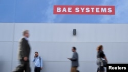 Відвідувачі на фоні логотипа BAE Systems на Міжнародному авіасалоні Фарнборо у Фарнборо, Великобританія, 17 липня 2018 р. (Фото: REUTERS/Тобі Мелвілл)