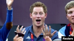 El príncipe Harry durante un partido de volibol en las olimpiadas de Londres.