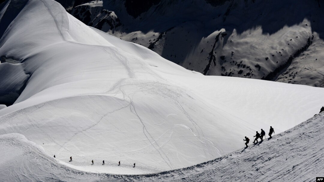 Beberapa tampak berjalan di pegunungan Mont-Blanc, bagian dari pegunungan Alpen di Perancis (foto: dok).