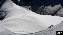 Beberapa tampak berjalan di pegunungan Mont-Blanc, bagian dari pegunungan Alpen di Perancis (foto: dok).