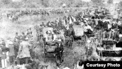 Wagons and animals and riders are in place in 1893 for the big “land rush” into what became Oklahoma. (Library of Congress)