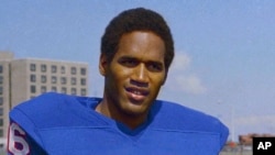 1969 yılına ait bu fotoğrafta O.J. Simpson, Amerikan futbolu takımı Buffalo Bills'in formasıyla görüntülenmiş.