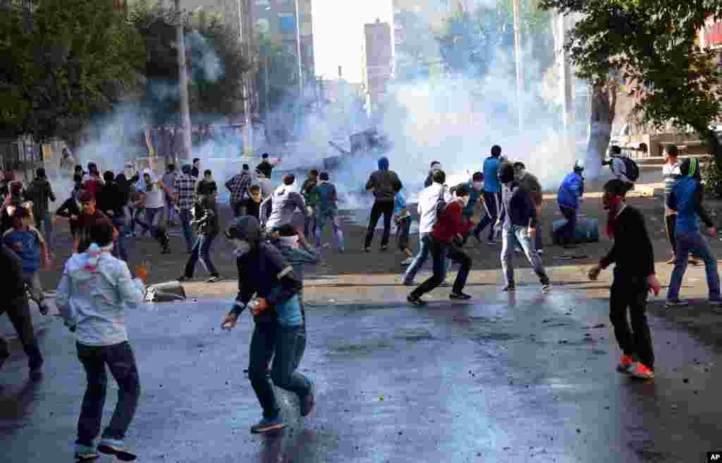 Turkish riot police use water cannons and tear gas to disperse protesters in Diyarbakir, Turkey, Oct. 7, 2014.