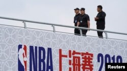 在上海东方体育中心巡逻的保安，这里原定于10月9日举行2019 NBA球迷之夜活动。