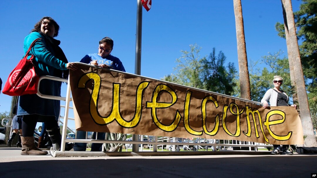 Arizona shtatida suriyalik qochqinlar tarafdorlari "Xush kelibsiz!" shiori bilan turibdi. 17-noyabr 2015-yil