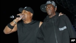 Chuck-D de Public Enemy (à gauche) et Flavor Flav en concert en 2007