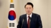 ARCHIVO - El presidente de Corea del Sur, Yoon Suk Yeol, pronuncia un discurso a la nación en la Oficina Presidencial en Seúl, Corea del Sur, el 12 de diciembre de 2024.