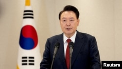 ARCHIVO - El presidente de Corea del Sur, Yoon Suk Yeol, pronuncia un discurso a la nación en la Oficina Presidencial en Seúl, Corea del Sur, el 12 de diciembre de 2024.